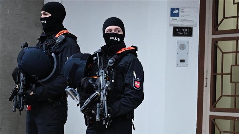 Schwerbewaffnete Polizisten schützen das Oberlandesgericht Celle während des Gerichtsprozesses.