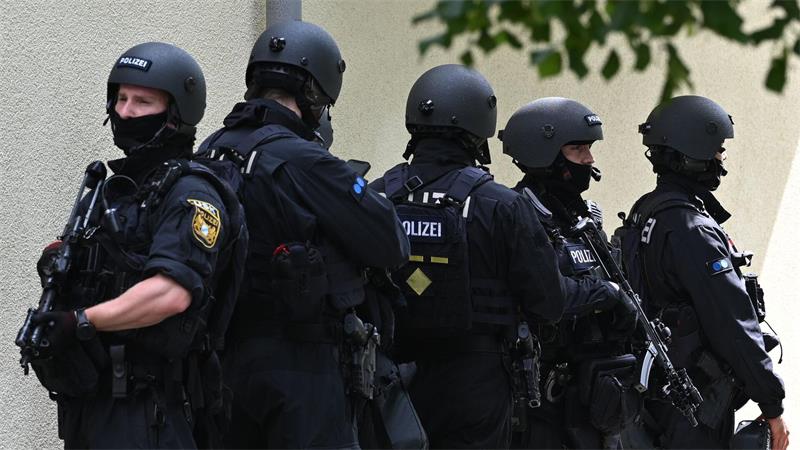 Schwerbewaffnete Polizisten waren am Mittwoch Welfen-Gymnasium in Schongau im Einsatz.