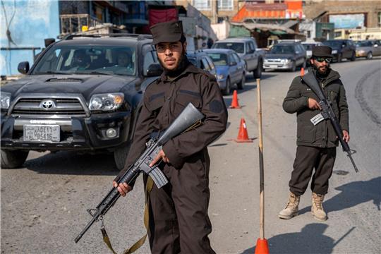 Schwerbewaffnete Taliban-Kämpfer in Kabul.