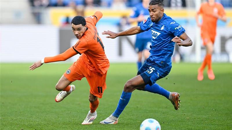 „Bisschen dumm“: Frankfurt vergibt Sieg gegen Hoffenheim Schwere Aufgabe für Hoffenheims Kevin Akpoguma (r.) gegen Hugo Ekitiké