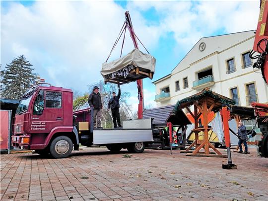 Schwere Fracht: Beim Abbau des Wintertreffs nehmen die Zechs einen Kran zu Hilfe. Foto: Exner