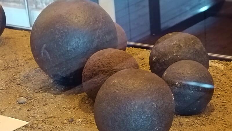 Handelswege, Pestärzte und Schlachtengetümmel Schwere Kugeln: Munition vom Schlachtfeld des 17. Jahrhunderts.
