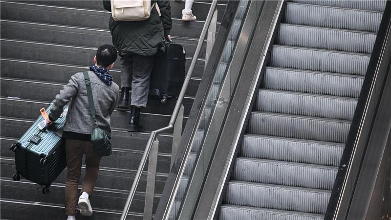 Schwere Lasten werden getragen, ohne Rolltreppe.