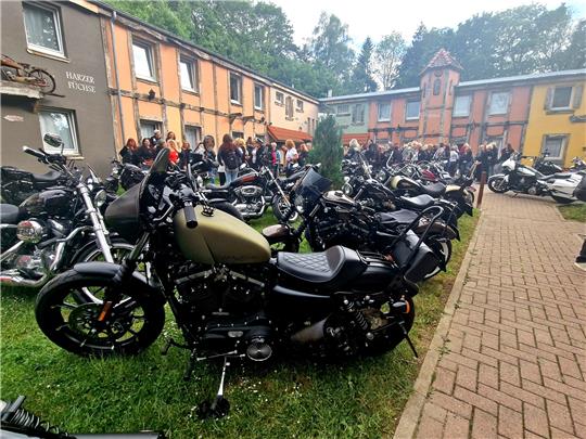 Schwere Maschinen, viel PS und Frauen-Power waren in der „Harz Lodge“ zu bestaunen. Foto: Sowa