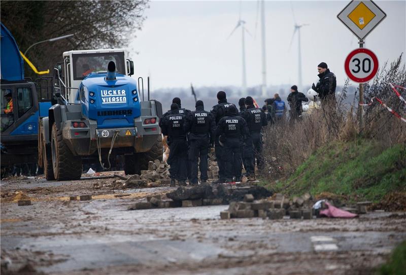 Lützerath: Angespannte Atmosphäre vor erwarteter Räumung Schwere Räumfahrzeuge entfernen im Beisein der Polizei die von Klimaaktivisten errichteten Barrikaden.