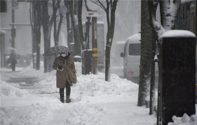 Schwere Schneefälle haben in Japan mehrere Menschen das Leben gekostet und den Verkehr stark behindert. Das Inselreich Japan erlebt seit Tagen einen schweren Wintereinbruch.
