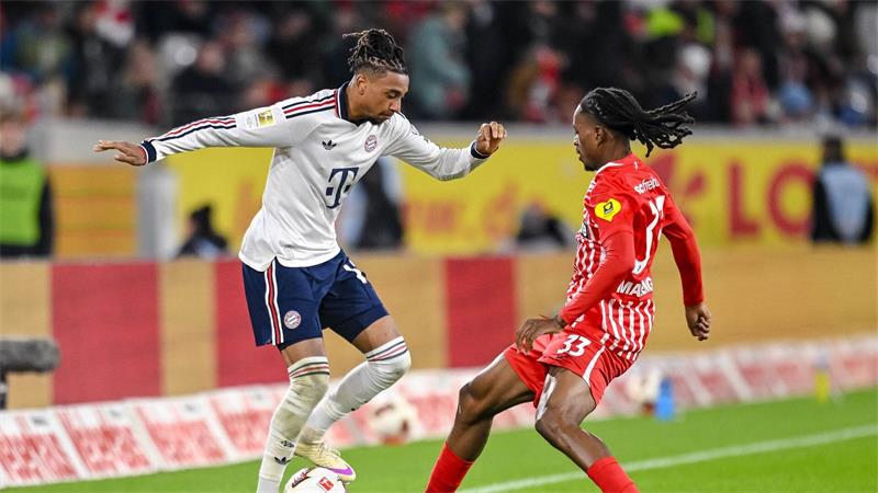 SC-Coach Schuster: „Das kitzelt mich jetzt so ein bisschen“ Schwerer Spagat: Nach dem FC Bayern kommt Zweitligist Wolfsburg auf Jordy Makengo (r) und den SC Freiburg zu.