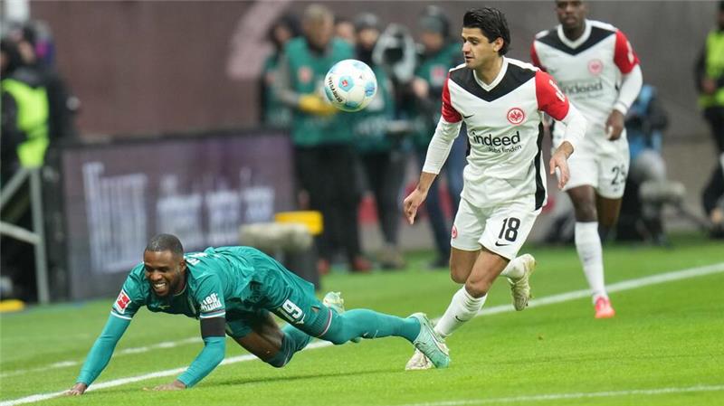 Nur 2:2 gegen Augsburg: Eintracht nicht in der Spur Schwerer Stand gegen Mahmoud Dahoud: Frank Onyeka (li.)