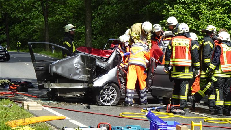 Autofahrerin (59) aus Salzgitter stirbt zwei Wochen nach Unfall Schwerer Unfall auf der B248: Die Frau war mit ihrem Mercedes gegen einen Baum geprallt und wurde im Fahrzeug eingeklemmt. Foto: Biener