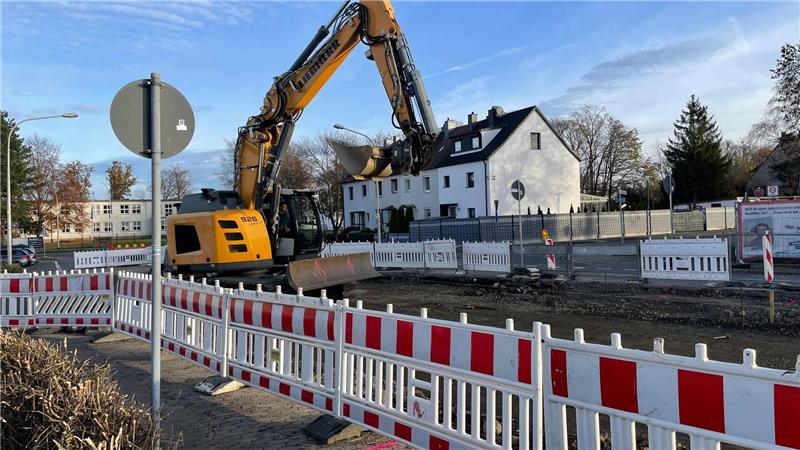 Auf der Baustelle ist ein Bagger im Einsatz. 
