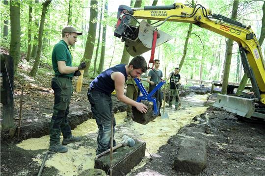 Schweres Gerät bringen die Mitglieder der Landjugend Nordharz auf dem Mausebrunnen-Areal zum Einsatz, um die ihr gestellten Aufgaben binnen 72 Stunden bewältigen zu können. Foto: Neuendorf