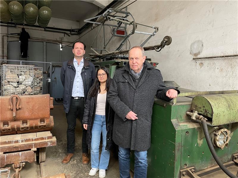 Tagung, Kunst, Konzerte: So gut klingt der Rammelsberg 2023 Schweres Gerät bringt 2023 am Rammelsberg Bewegung – heute wie damals: Welterbe-Chef Gerhard Lenz, Ipek Canbazer und Dr. Martin Wetzel (v. re.) vor der ausrangierten E-Lok „Rammelsberg 1“, die mit grüner Schnauze wie ein Krokodil anmutet. Transportmittel des Bergbaus stehen 2023 im Blick vieler Veranstaltungen. Foto: Kleine