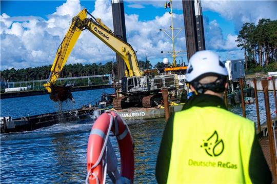 Schweres Gerät ist auf der Baustelle des LNG-Terminal im Industriehafen Lubmin im Einsatz.