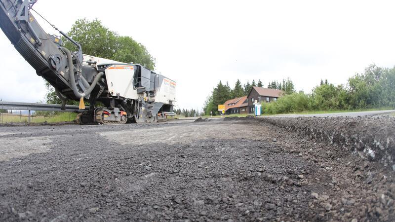 Schweres Gerät ist für die komplette Fahrbahnsanierung im Einsatz.
