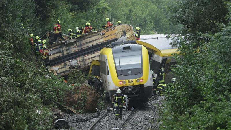 Bilder des Tages Schweres Zugunglück mit mehreren Toten