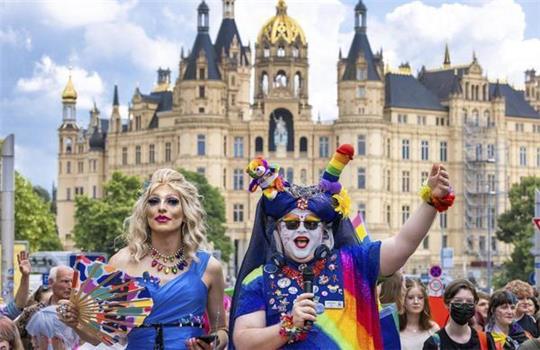 Schweriner CSD-Demo für die Rechte von Homosexuellen und die queere Community. Foto: dpa