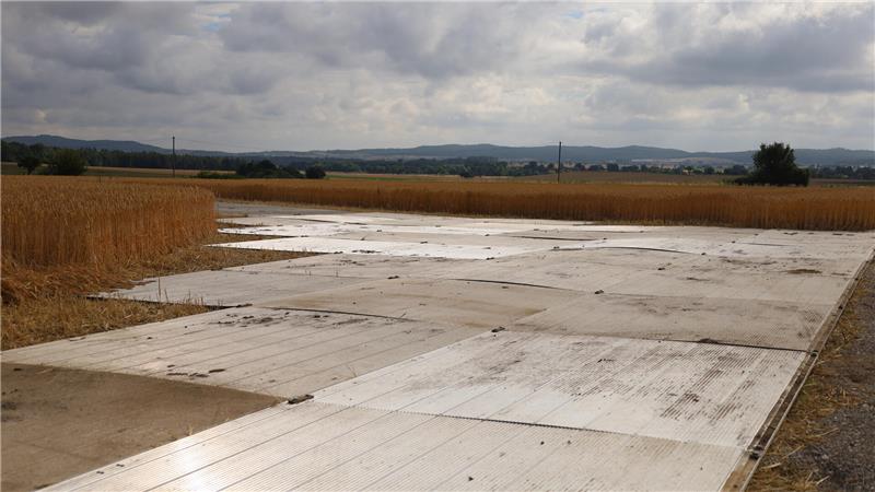 Großkomponenten für den Windpark werden bald angeliefert Schwerlastplatten liegen in der Feldmark bei Langelsheim. Bald werden die Rotorblätter für die Windräder bei Ostharingen angeliefert.