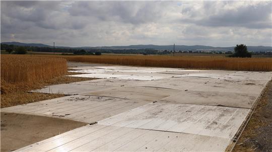 Schwerlastplatten liegen in der Feldmark bei Langelsheim. Bald werden die Rotorblätter für die Windräder bei Ostharingen angeliefert.