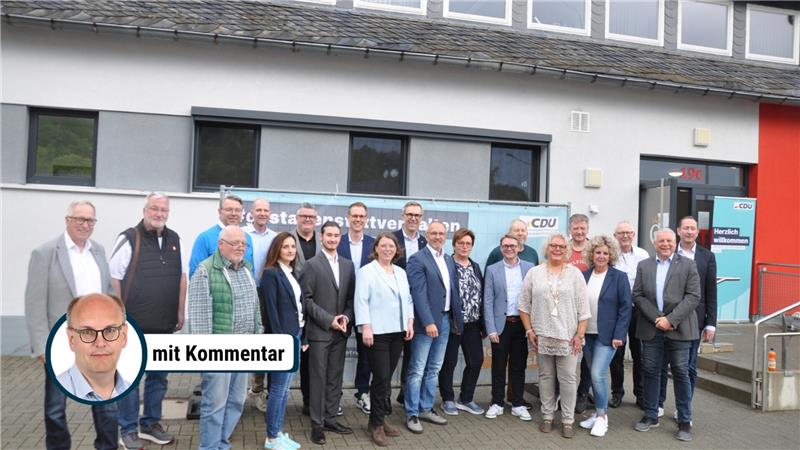Gruppe von Menschen steht vor einem Gebäude mit CDU-Bannern im Hintergrund