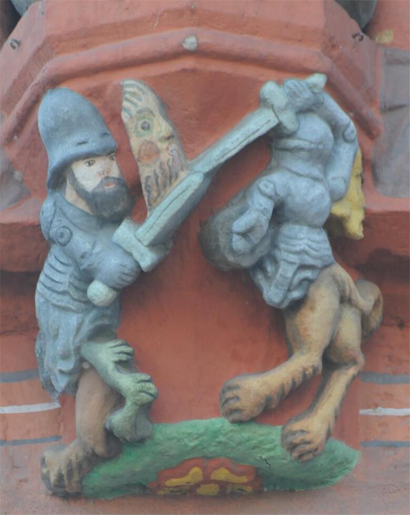 Schwerttanz – zwei Konsolenfiguren an der Kaiserworth.