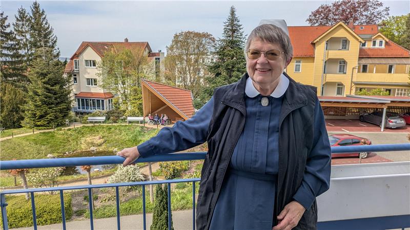 Schwester Charlotte Krähling lädt jeden zweiten Dienstag im Monat zur Parkinson-Selbsthilfegruppe in der Cafeteria des Diakonissenmutterhauses ein. Auf deren Balkon lässt sie sich fotografieren.