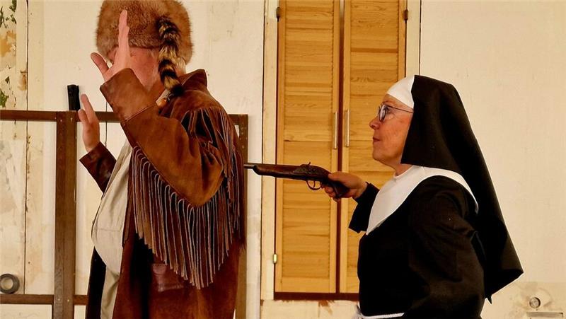 Hornburg: Die neue Reise des Ensembles geht in den Wilden Westen Schwester Innozenzia (Petra Tebbel) ist fest entschlossen, den Trapper Old Daddle (Michael Lindauer) dorthin zurückzubringen, wohin er gehört.