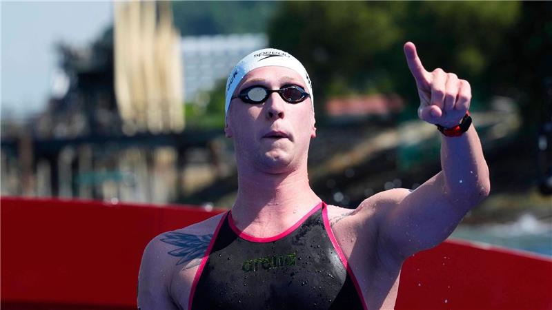 Schwimm-WM in Indonesien: Florian Wellbrock jubelt über seinen Sieg im Freiwasserschwimmen.