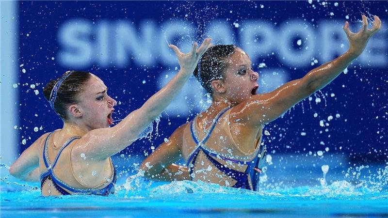 Bilder des Tages Schwimm-WM in Singapur: Klara Bleyer und Amelie Marianne Blumenthal Haz aus Deutschland treten im Duett-Finale im Synchronschwimmen an.