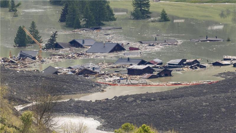 Lötschental: Gefahr in Bergsturzgebiet „sehr hoch“ Schwimmende Barrieren sollen Schwemmgut zurückhalten.