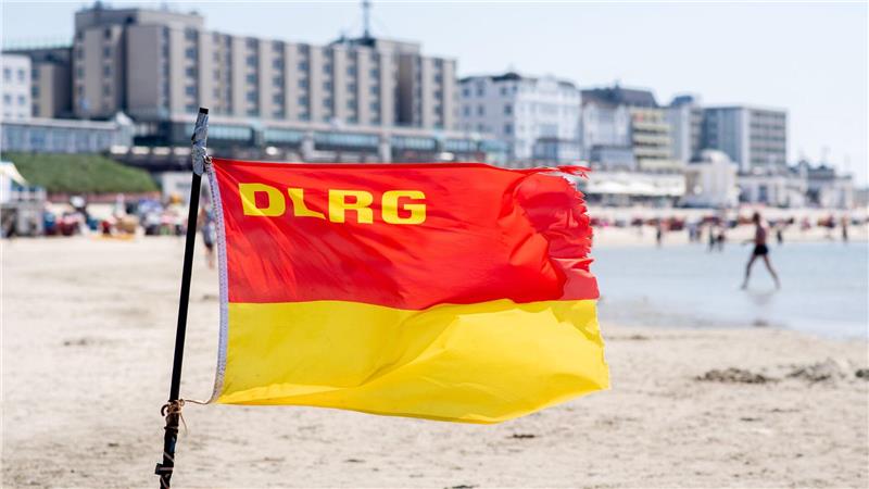 Schwimmerinnen und Schwimmer sollten auf die Fahnen am Strand achten.(Archivbild)
