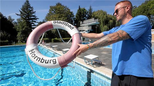 Schwimmmeister Felix Langmaack wirft den Rettungsring: Eine Spendenkampagne soll das Hornburger Stadtbad vorm Untergang bewahren.