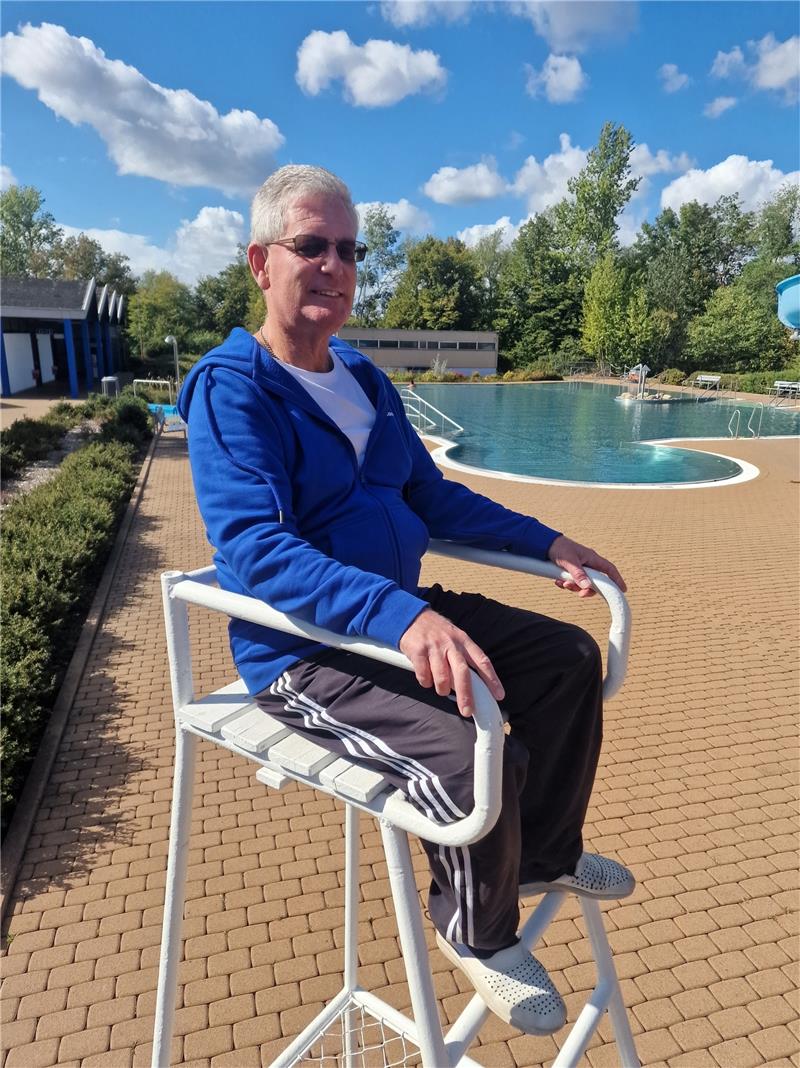 Schwimmmeister Heinz Czogalla ist seit 40 Jahren im Freibad Vienenburg tätig. Heute ist sein letzter Arbeitstag. Foto: Sowa