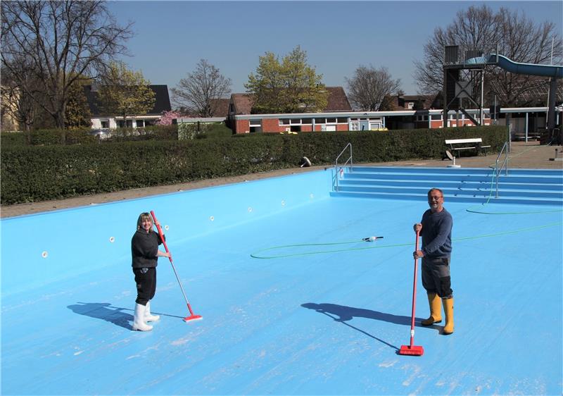 Schwimmmeisterin Jasmin Meinecke und Siegfried Kettelhut beim Säubern des Nichtschwimmerbeckens. Foto: Hohaus