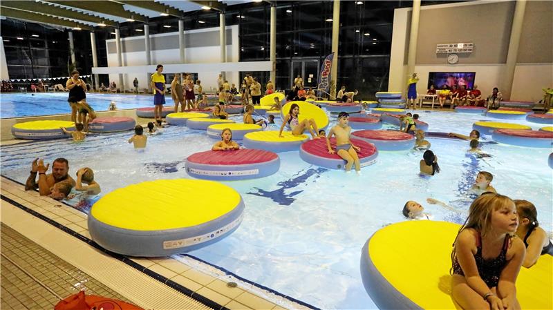 Schwimmsessel statt Kinobank: So funktioniert Pool-Kino. Foto: neuendorf