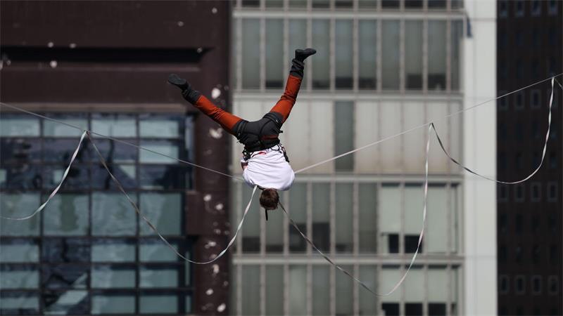 Schwindelfrei: Der Slackliner Jaan Roose zeigt in Seoul in mehr als 100 Meter über dem Boden sein Können. 