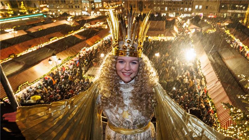 Mitten im Sommer kürt Nürnberg sein Christkind Schwindelfrei, wetterfest und belastbar - das sollte das Christkind laut Jobbeschreibung sein.