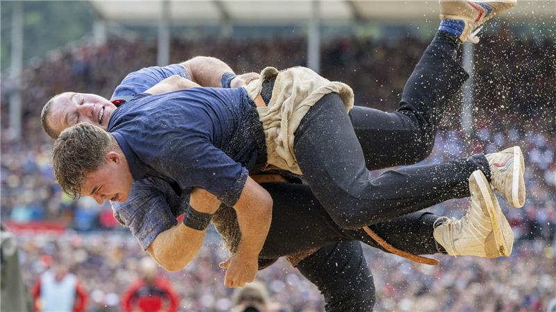 Schwingen: Joel Wicki (hinten) und Michael Moser messen ihre Kräfte beim Eidgenössischen Schwing- und Älplerfest in Mollis in der Schweiz.