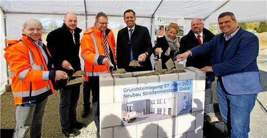 Schwingen die Kellen für die 17 Millionen Euro teure neue Straßenmeisterei Goslar, die im Spätsommer 2024 an den Start gehen soll (v. li.): Andreas Beder, Leiter der Einrichtung, Landtagsabgeordneter Christoph Willeke, Dr. Nils Kaienburg aus der Landesbehörde für Straßenbau und Verkehr, Minister Olaf Lies, Goslars Oberbürgermeisterin Urte Schwerdtner, Marcus Rogge vom Staatlichen Baumanagement Südniedersachsen und Goslars Landrat Dr. Alexander Saipa. Foto: Epping