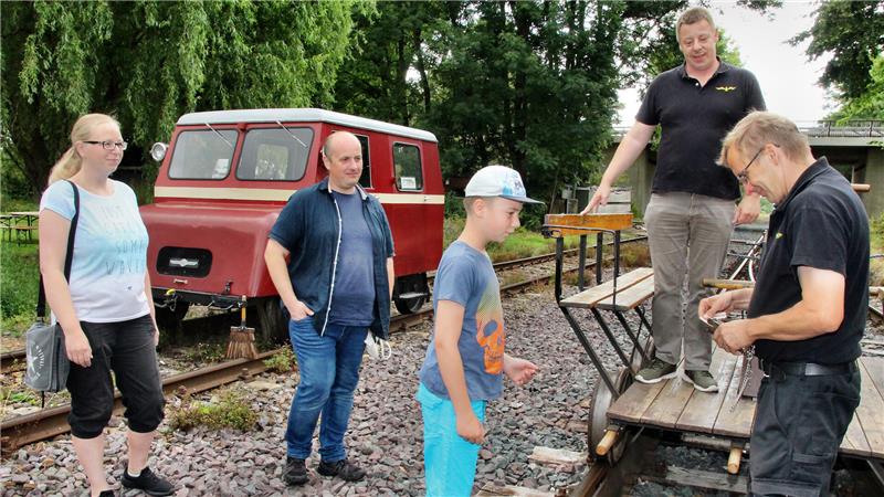 Oldtimer auf Straße und Schiene kommen zum Museumsbahnhof Schwungvoll: Flotte Fahrten mit den historischen Draisinen sind am Veranstaltungstag möglich.