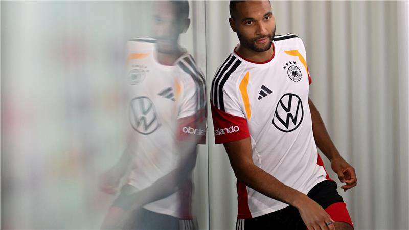 Schwungvoll betritt Tah das DFB-Podium. 