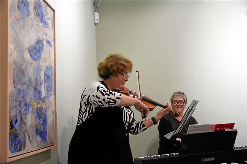 Alexander Iskin ist ein Botschafter für Goslar Schwungvoller Auftakt der 26. Förderpreisverleihung von Rotary Goslar-Nordharz: Alexander Iskins Mutter Elena Kondraschowa (li.) spielt mit Stella Perevalova.