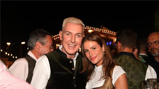Scooter-Frontman H.P. Baxxter zusammen mit seiner Sara hier auf dem Oktoberfest in München.