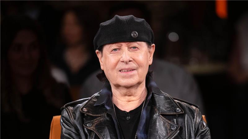 Scorpions-Sänger Klaus Meine singt sich im Duschraum warm Scorpions-Sänger Klaus Meine plauderte in der Talkshow „3nach9“ über Duschen und machte seiner Frau ein Liebesgeständnis.