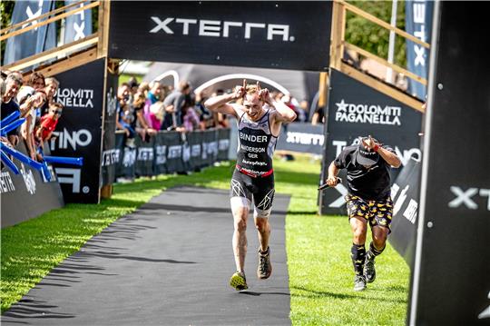 Scott Anderson, der wegen seiner schottischen Abstimmung in Cross-Triathlonkreisen der „Deutsche Highlander“ genannt wird, feiert in Anlehnung an die Highland-Kühe mit den prominenten Hörnern Rang 17 bei der WM mit einer speziellen Geste. Im idyllischen Dolomiten-Ort Molveno kommt für die 63 Elite-Athleten pünktlich die Sonne heraus. Fotos: Carel du Plessis /Xterra