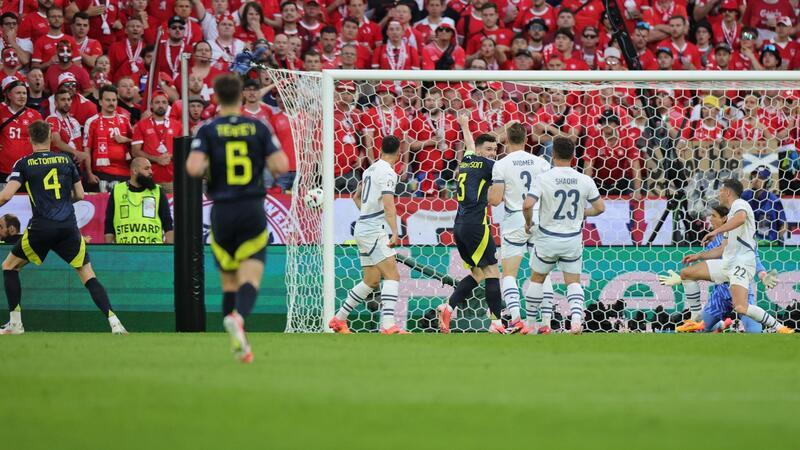 Traumtor reicht nicht: Schweiz spielt 1:1 gegen Schottland Scott McTominay (l) sorgte zunächst für das 1:0 für Schottland.