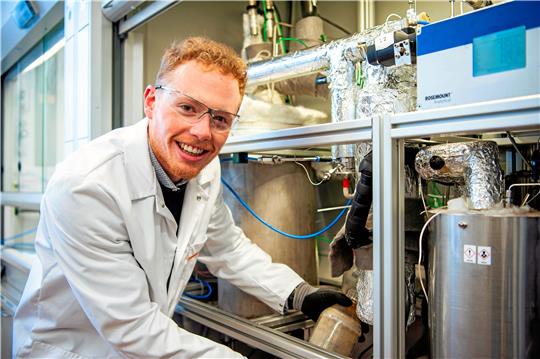Scott promoviert am Institut für Chemische und Elektrochemische Verfahrenstechnik der TU Clausthal. Im November 2021 holt er seinen ersten Weltmeistertitel im Cross-Triathlon für Großbritannien. Fotos: TU Clausthal/Lumley