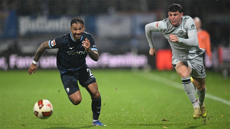 Bochum erkämpft gegen Wolfsburg ein 1:1 Sean Klaiber (l) sorgt für den Punktgewinn der Bochumer.