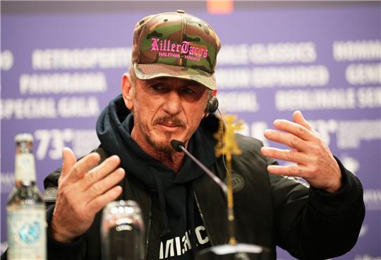 Sean Penn spricht auf der Berlinale über seinen Dokumentarfilm «Superpower», der in der Ukraine entstanden ist.