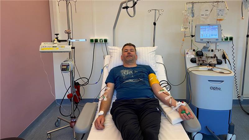 Sebastian Hansmann, der Hohegeißer Ortsvorsteher, stellt am Dienstag in Magdeburg einen Teil seiner Stammzellen zur Verfügung. Diese werden mit einem sogenannten Zellseparator aus dem Blut herausgefiltert.
