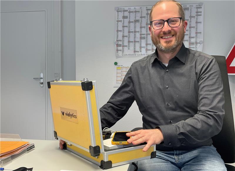 Goslars Schlaglöchern digital auf der Spur Das Bild zeigt den Goslarer Betriebshofleiter Sebastian Heim mit einem gelben Koffer, in dem die Instrumente von Vialytics stecken.